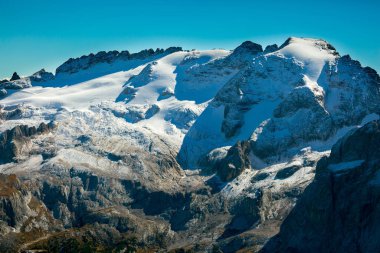  Pordoi, Dolomitlerin dağ geçididir. Güney Tyrol. İtalya - Avusturya. Passo-Pordoi geçidi Trento ilini Belluno ilinden ayırıyor..