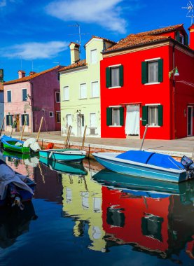Muhteşem bir şehre yolculuk. Venedik yakınlarındaki Burano adası. Kanalların suyuna parlak renkli evler yansıtılır. Kültür, tarih ve fotoğraf turizmi kavramı