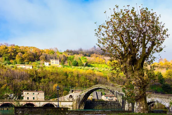 Italy Lucca Emerald Cold Water River Reflects Ancient Asymmetrical Arches — Stock Photo, Image