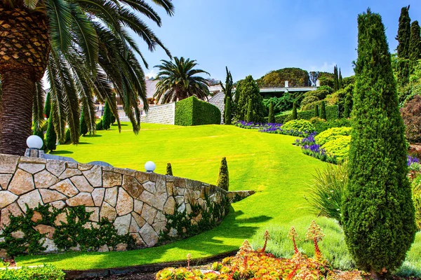 五彩缤纷的花园 花坛和绿草吸引着朝圣者和游客 美丽的柏树和棕榈树点缀着地中海 以色列海法 — 图库照片