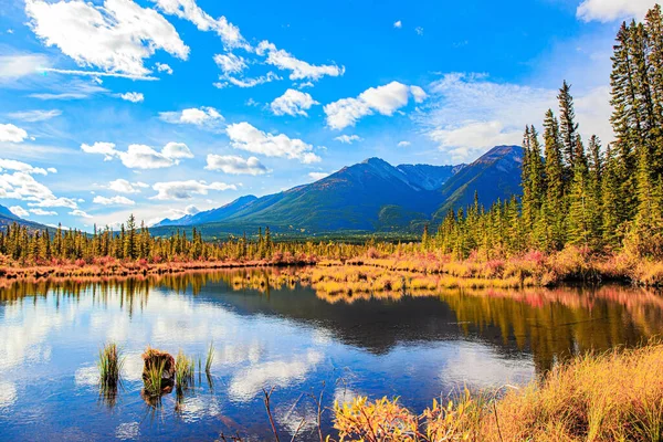 Acqua Liscia Del Lago Vermillon Riflette Nuvole Bianche Come Neve — Foto Stock