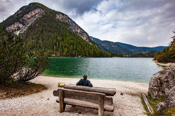Photographe Reposant Sur Banc Bord Lac Dolomites Beau Lac Montagne — Photo
