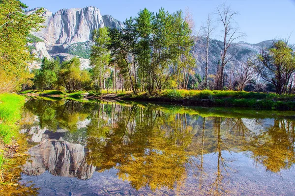モノリス エルキャピタンは滑らかな水に反映されています ヨセミテ渓谷の魅力的な小さな湖 ヨセミテ公園はシエラネバダ山脈の斜面に位置しています — ストック写真