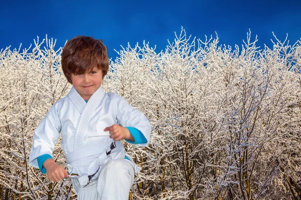 Przystojny Chłopak Mundurze Judo Trenuje Judo Północne Słońce Zimowe Jest — Zdjęcie stockowe