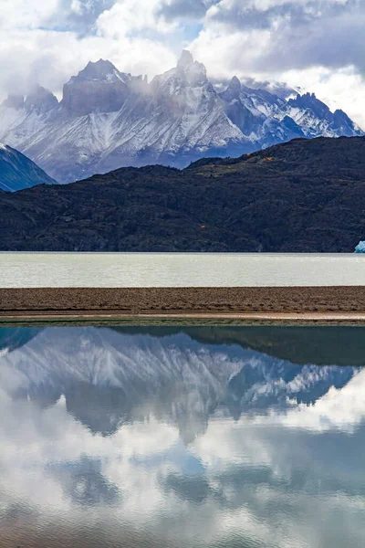 Majestuosas Montañas Cubiertas Nieve Reflejan Lago Glaciar Gray Famoso Parque —  Fotos de Stock