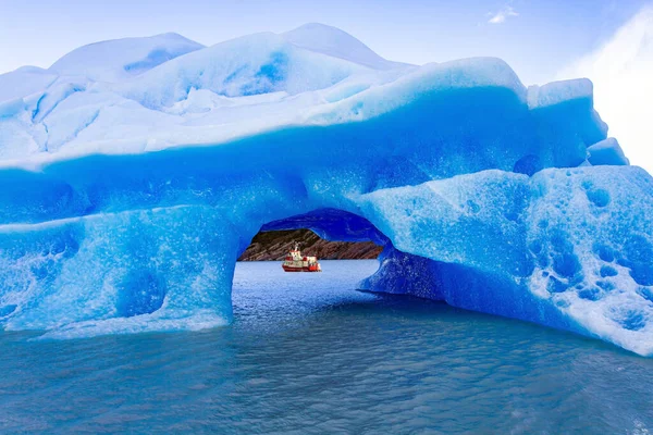 Enorme Iceberg Partiu Geleira Cinza Atravessa Lago Barco Com Turistas — Fotografia de Stock