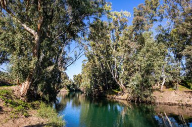 Ürdün Nehri dünyadaki en ünlü nehirdir. İsrail. Hristiyanlıkta, Jordan İsa 'nın vaftiz edildiği yerdir. Güzel ılık kış güneşli gün