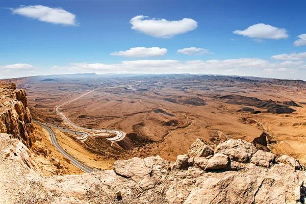 风景如画的公路 以色列 内盖夫沙漠的Makhtesh Ramon宣布为地质保护区 星落后的第二天早上八月的 Perseid — 图库照片