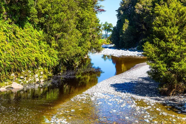 有色铁质水的溪流从马西森湖流出 伟大的旅程到遥远的土地 世界上最美丽的自然新西兰 — 图库照片