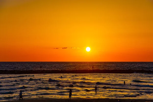 反射光で海の波が輝きます イスラエルのテルアビブだ 地中海の壮大な暑い夕日 — ストック写真