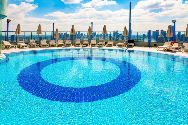 Dakzwembad Van Een Hoogbouw Hotel Rondom Het Zwembad Wachten Ligstoelen — Stockfoto