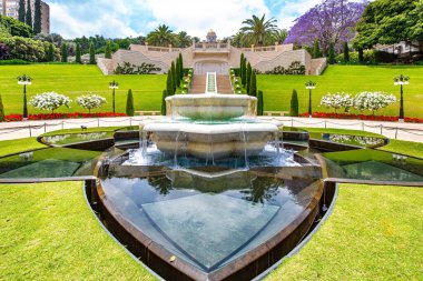 Muhteşem mermer çeşme. İsrail. Bahai Dünya Merkezi. Hayfa, Carmel Dağı 'nda yaldızlı bir kubbesi olan mermer merdiven ve resimli sütun. Akdeniz 'e İniş. 