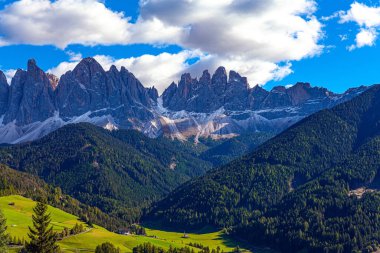 Güneşli bir sonbahar gününde Dolomitler. Dolomitler 'deki dünyanın en güzel köyü Santa Maddalena. Avrupa, Val de Funes.