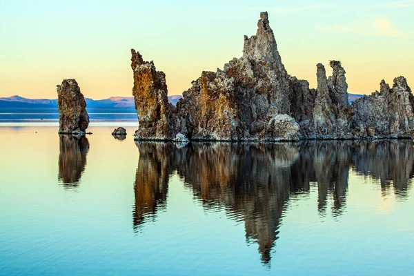 Magische Reflecties Van Tufsteen Uitschieters Meer Water Kalktuftorens Met Bizarre — Stockfoto