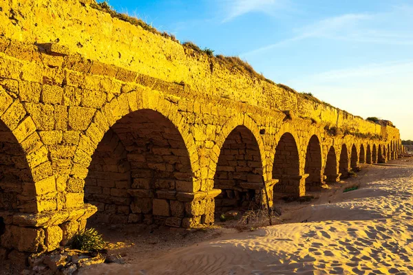 Magical Sunset Caesarea Shores Mediterranean Sea Ancient Roman Aqueduct Lit — Stock Photo, Image