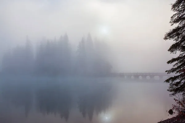 Magnificent Emerald Lake Early Foggy Morning Picturesque Gorgeous Huge Lake — Stock Photo, Image