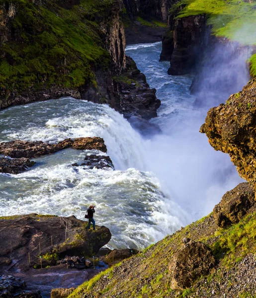 Island Gullfoss Golden Falls Vodopád Napájený Ledovou Vodou Turista Fotograf — Stock fotografie