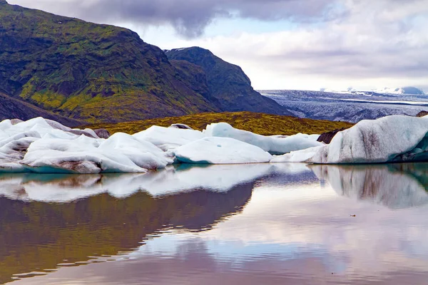 Los Bloques Hielo Reflejan Agua Suave Frío Verano Ártico Laguna — Foto de Stock