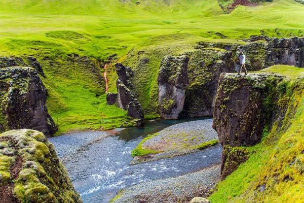 아이슬란드의 아름답고 Fyadrarglyfice 입니다 구름낀 여름날 이끼로 뒤덮인 절벽들 이빙하 — 스톡 사진
