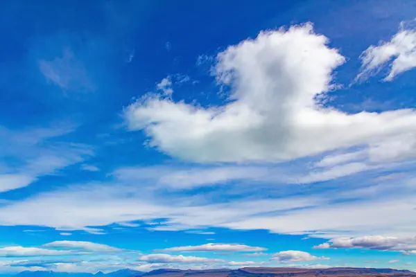 Grillige Wolken Boven Het Meer Argentijnse Patagonië Eindeloze Vlakke Prairie — Stockfoto