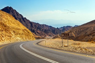 Eilat yolu - yıl boyunca uluslararası bir tatil köyü. Otoyol Eilat şehrini ülkenin merkezine bağlar. Otoyol Eilat Dağları 'ndan geçiyor.. 