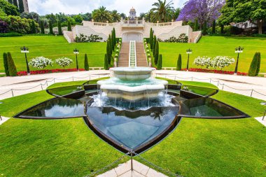 Muhteşem mermer çeşme. Haifa 'daki Carmel Dağı' nda yaldızlı kubbeli merdiven ve resimli sütun. İsrail. Bahai Dünya Merkezi. Akdeniz 'e inişe geçmek. Açık güneşli gün 