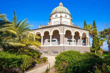 Beatitudes Kilisesi. Kilise, sekiz güzelliğin onuruna sekizgen. Tiberias Gölü 'nün yüksek kıyısında. Harika güneşli bir gün. Dini hac, etnografi ve fotoğraf turizmi kavramı