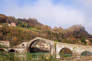 Cercchio Nehri üzerindeki Ponte della Maddalena. Muhteşem mimarisi olan bir ortaçağ köprüsü. İtalya. Toskana vilayeti. Bagni di Lucca 'nın kenar mahalleleri