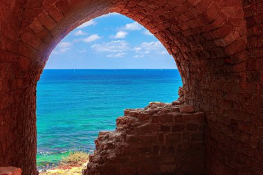  Akdeniz kıyısı. Ortaçağ Arsuf Kalesi ve Haçlı Kalesi 'nin resimli kalıntıları. Apollonia Park, İsrail. 