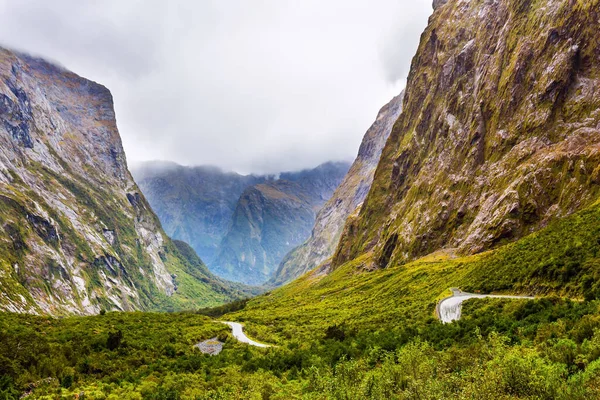 Road Milford Sound Clássico Fiorde Marítimo Origem Glacial Falésias Frias — Fotografia de Stock