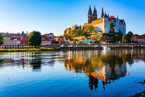 ゴシック建築と中世のアルブレヒツブルク城を持つマイセン大聖堂はエルベ川の水に反映されています ドイツへの秋の旅行 Meissen 暖かい晴れた日 — ストック写真