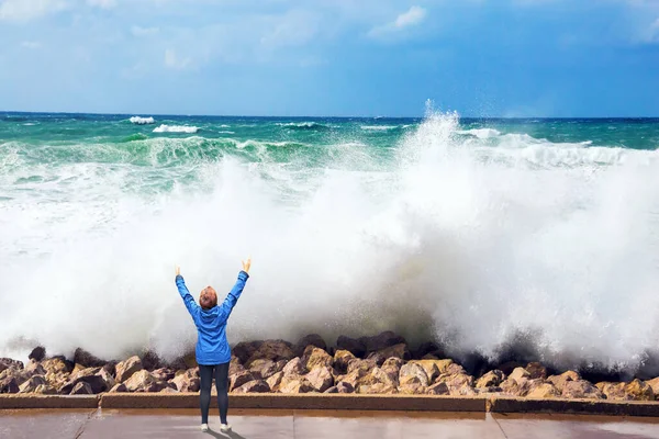 Vinterstorm Medelhavet Hög Skummande Surfing Tel Avivs Vall Kvinna Blå — Stockfoto