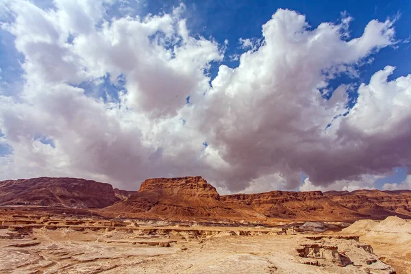 Splendide Nuvole Volanti Cumulus Antiche Montagne Deserti Intorno Mar Morto — Foto Stock