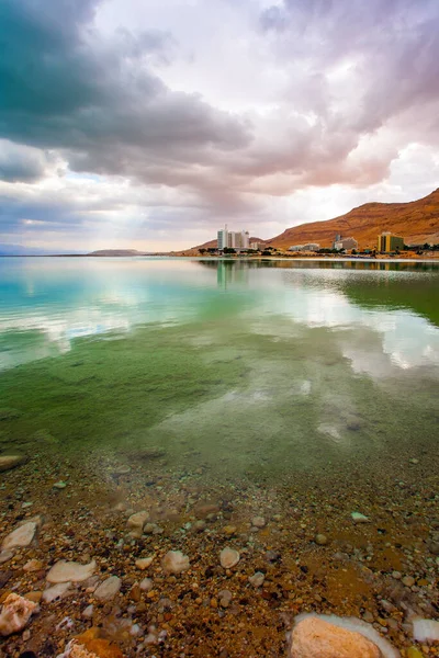 Het Gladde Oppervlak Van Zoute Zee Reflecteert Lucht Wolken Lage — Stockfoto