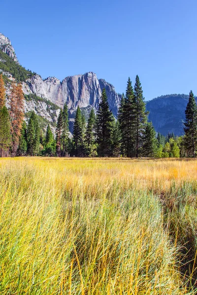 Skała Capitan Majestatyczne Góry Otaczają Dolinę Yosemite Park Położony Jest — Zdjęcie stockowe