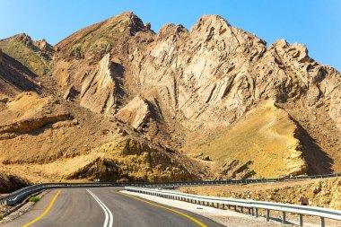 Otoyol Eilat Dağları 'ndan geçiyor. Otoyol Eilat şehrini ülkenin merkezine bağlar. Winte 'de sıcak bir sahil beldesinde harika bir tatil.