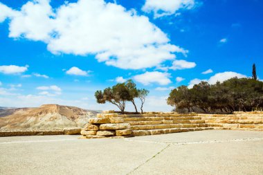 Qing ve Ramat Avdat 'ın vadilerindeki manzara manzarası. Ben Gurion Anıtı 'nın etrafındaki tepe. İsrail. Baharın başında. Tarihi ve fotoğraf turizmi kavramı