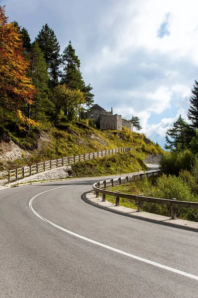 Winding Mountain Road Ruins Medieval Castle Mountainside Mountain Road Passes — Stock Photo, Image