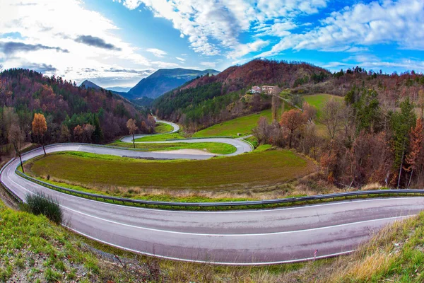 Asfalto Bagnato Giornata Invernale Nuvolosa Pittoreschi Pendii Montani Sono Ricoperti — Foto Stock