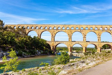 Resimli antik köprü - su kemeri. Pont du Gard, Roma 'nın en uzun su kemeridir. Fransa 'ya ilginç bir yolculuk. Sığ Gardon Nehri. 