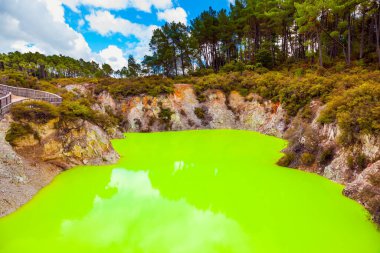 Wai-O-Tapu, Şeytan Hamamı. Volkanik Vadi Waimangu. Rotorua 'nın eşsiz jeotermal alanı. Cehennemde bir yer. Yeni Zelanda, Kuzey Adası. Aşırı, egzotik ve fotoğraf turizmi konsepti