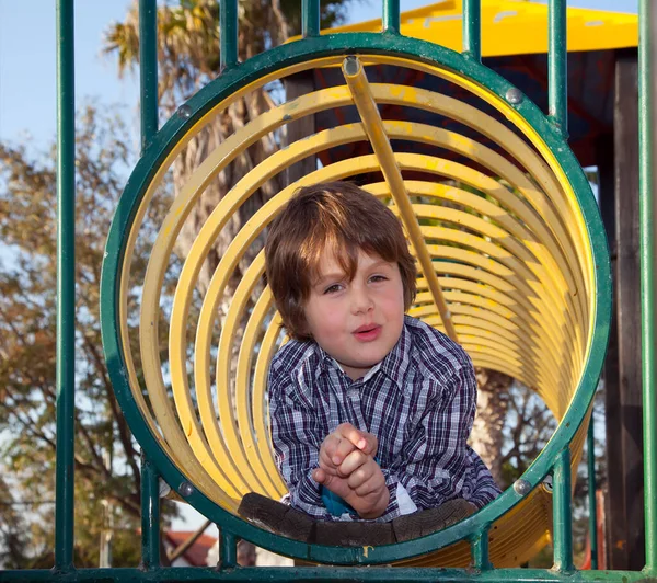 Ekose Kovboy Tişörtlü Yakışıklı Çocuk Tüp Geçit Boyunca Sürünüyor Çocuk — Stok fotoğraf