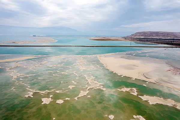Ισραήλ Νεκρά Θάλασσα Νεφελώδης Χειμωνιάτικος Ουρανός Φωτογραφία Drone Αλάτι Εξατμίζεται — Φωτογραφία Αρχείου
