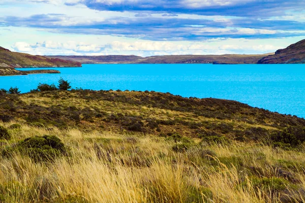 Olbrzymie Jezioro Lazurową Wodą Suchy Step Patagonii Los Glaciares Najpiękniejszy — Zdjęcie stockowe