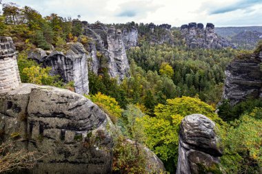 Sakson İsviçre 'ye romantik bir gezi. Elbe Nehri 'nin 200 metre yukarısındaki Bastei' nin pitoresk kumlu kayalıkları ünlü bir turistik merkezdir. Almanya. 