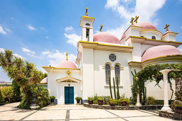 以色列 加利利海沿岸修道院的粉红色圆顶和雪白的墙壁 迦百农十二使徒的希腊东正教修道院 教堂周围的热带公园 — 图库照片
