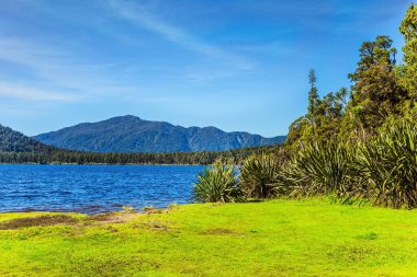 Sığ okyanus körfezi. Yeni Zelanda, Güney Adası. Dünyanın sonuna kadar seyahat et. Knight 's Point Gözcüsü' ne giden yol görkemli bir manzaradır. Resmedilmeye değer büyülü kıyılar 