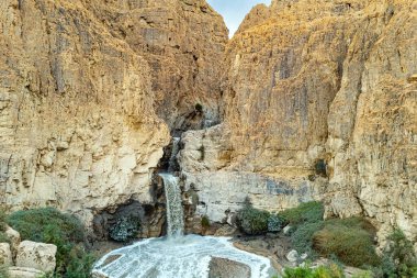 Meşhur İncil akışı Kidron. Şelale ve küçük bir göl bir dron tarafından fotoğraflandı. İsrail 'de soğuk yağmurlu kış. Kidron deresinde kış seli. Ölü Deniz. Bulutlu bir hafta sonunda yürüyorum