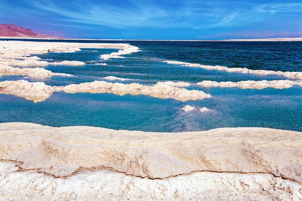 Das Verdunstete Salz Bildet Bizarre Muster Auf Der Wasseroberfläche Cirruswolken — Stockfoto