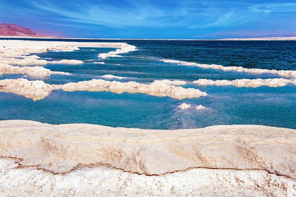 Sal Evaporado Forma Padrões Bizarros Superfície Água Nuvens Circulares Voam — Fotografia de Stock